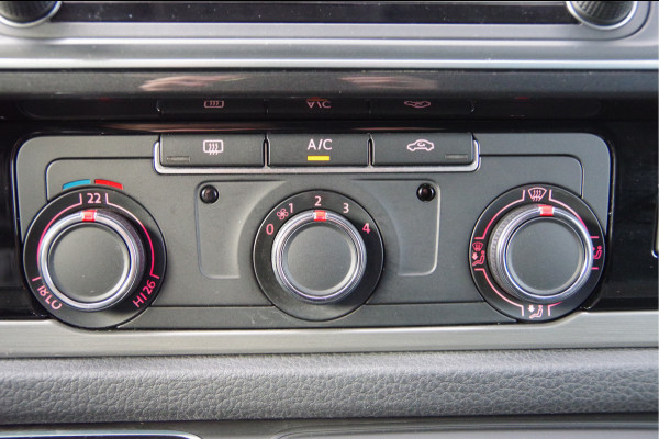 Volkswagen Transporter 2.0 TDI L2 Highline 150PK AUT. LED, ADAPT. CRUISE, TREKHAAK, NAVI, AIRCO, VOORRUIT VERWARMING, PARKEERSENSOREN, NL AUTO, NAP