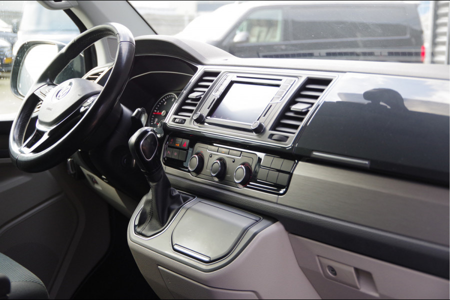 Volkswagen Transporter 2.0 TDI L2 Highline 150PK AUT. LED, ADAPT. CRUISE, TREKHAAK, NAVI, AIRCO, VOORRUIT VERWARMING, PARKEERSENSOREN, NL AUTO, NAP