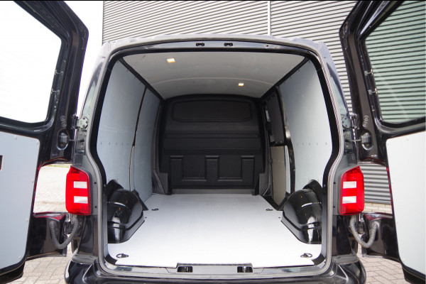 Volkswagen Transporter 2.0 TDI L2 Highline 150PK AUT. LED, ADAPT. CRUISE, TREKHAAK, NAVI, AIRCO, VOORRUIT VERWARMING, PARKEERSENSOREN, NL AUTO, NAP