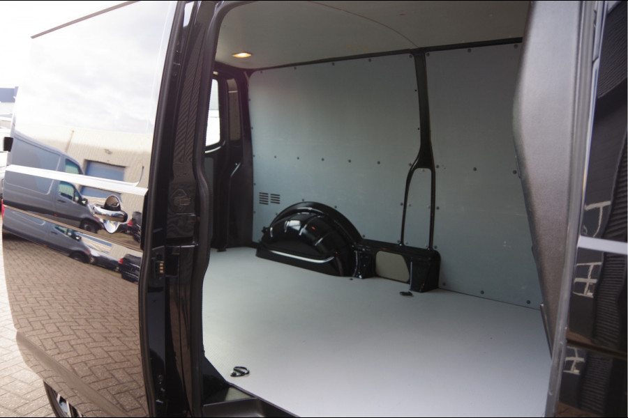 Volkswagen Transporter 2.0 TDI L2 Highline 150PK AUT. LED, ADAPT. CRUISE, TREKHAAK, NAVI, AIRCO, VOORRUIT VERWARMING, PARKEERSENSOREN, NL AUTO, NAP