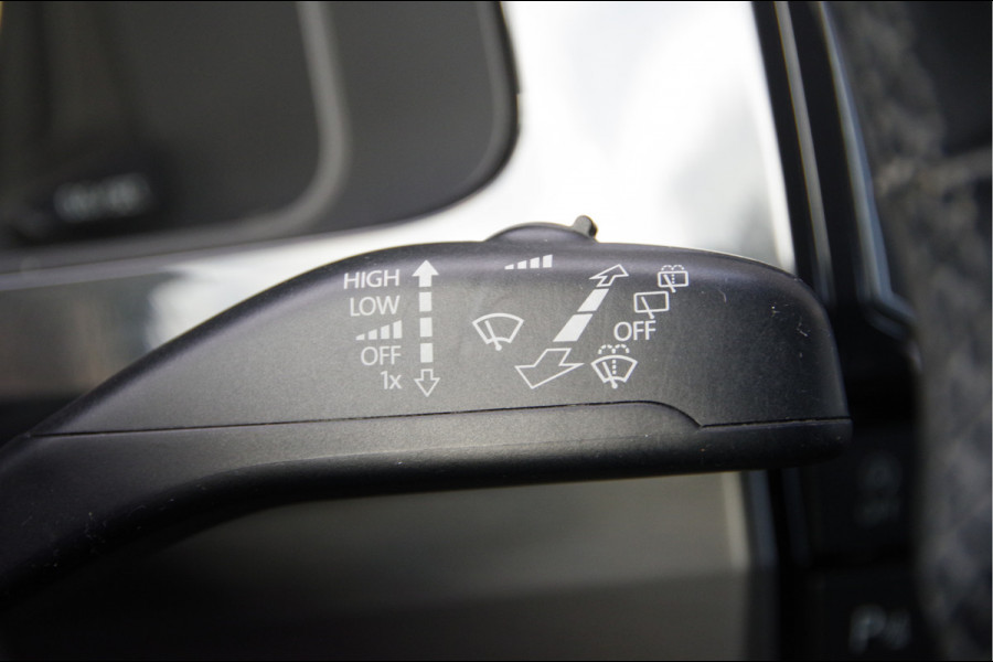 Volkswagen Transporter 2.0 TDI L2 Highline 150PK AUT. LED, ADAPT. CRUISE, TREKHAAK, NAVI, AIRCO, VOORRUIT VERWARMING, PARKEERSENSOREN, NL AUTO, NAP