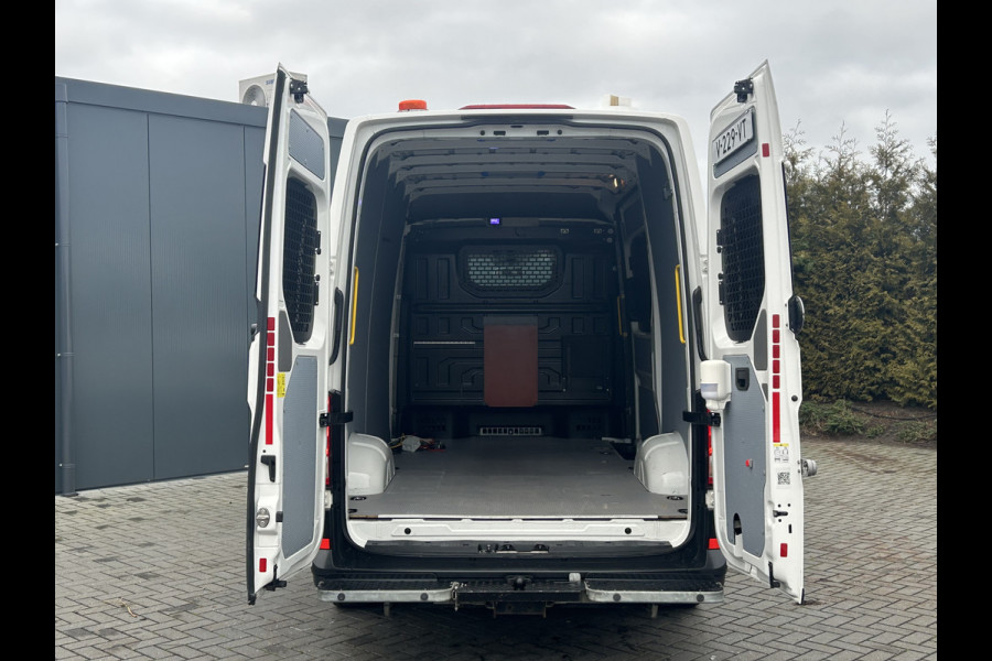 Volkswagen Crafter 35 2.0 TDI 140 PK HIGHLINE / L3H3 / 1e EIG. / TREKHAAK / AIRCO / CRUISE / BLUETOOTH / 6-BAK
