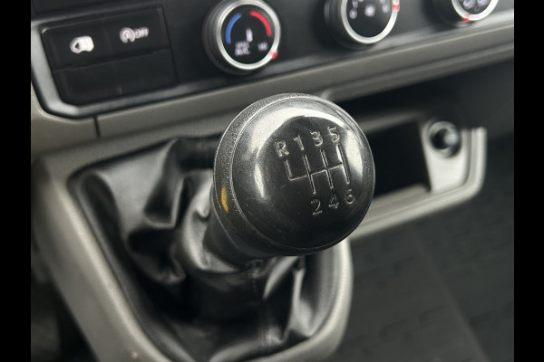 Volkswagen Crafter 35 2.0 TDI 140 PK HIGHLINE / L3H3 / 1e EIG. / TREKHAAK / AIRCO / CRUISE / BLUETOOTH / 6-BAK