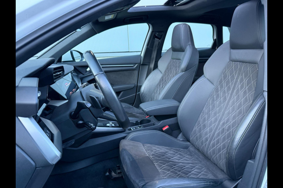 Audi A3 Sportback 40 TFSI e | 3x S Line | Pano | RS stoelen
