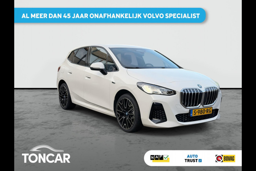 BMW 2 Serie Active Tourer 230e xDrive M-Sport 326PK | 19" LM-velgen | Lage km-stand | Multimedia | Park Assist | A-Camera | Shadow