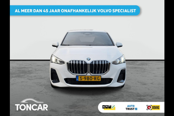 BMW 2 Serie Active Tourer 230e xDrive M-Sport 326PK | 19" LM-velgen | Lage km-stand | Multimedia | Park Assist | A-Camera | Shadow