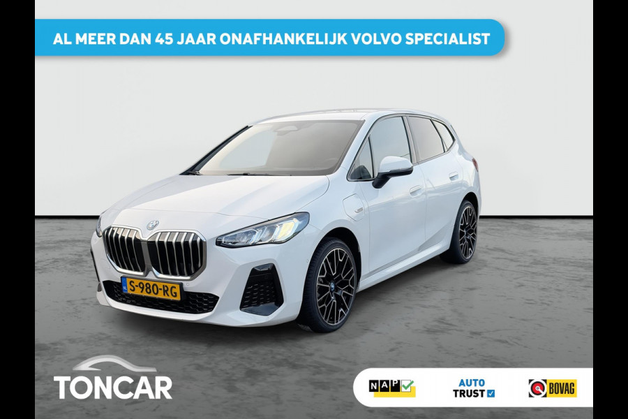 BMW 2 Serie Active Tourer 230e xDrive M-Sport 326PK | 19" LM-velgen | Lage km-stand | Multimedia | Park Assist | A-Camera | Shadow