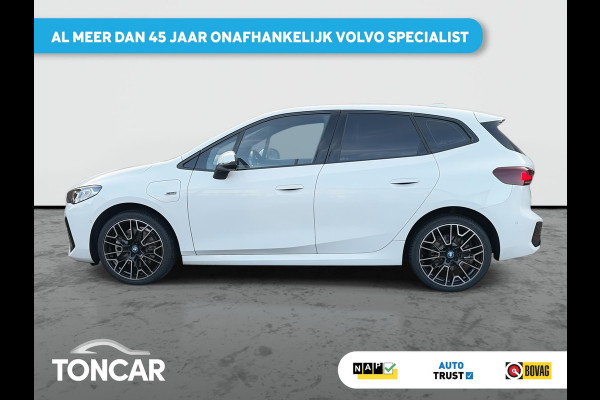 BMW 2 Serie Active Tourer 230e xDrive M-Sport 326PK | 19" LM-velgen | Lage km-stand | Multimedia | Park Assist | A-Camera | Shadow