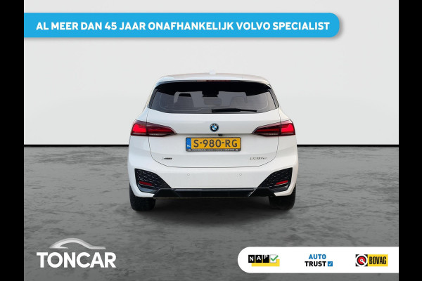 BMW 2 Serie Active Tourer 230e xDrive M-Sport 326PK | 19" LM-velgen | Lage km-stand | Multimedia | Park Assist | A-Camera | Shadow