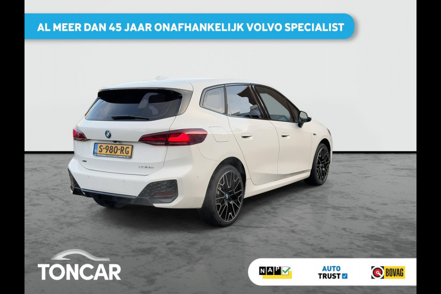 BMW 2 Serie Active Tourer 230e xDrive M-Sport 326PK | 19" LM-velgen | Lage km-stand | Multimedia | Park Assist | A-Camera | Shadow