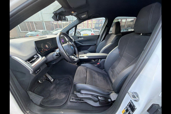 BMW 2 Serie Active Tourer 230e xDrive M-Sport 326PK | 19" LM-velgen | Lage km-stand | Multimedia | Park Assist | A-Camera | Shadow