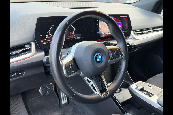 BMW 2 Serie Active Tourer 230e xDrive M-Sport 326PK | 19" LM-velgen | Lage km-stand | Multimedia | Park Assist | A-Camera | Shadow