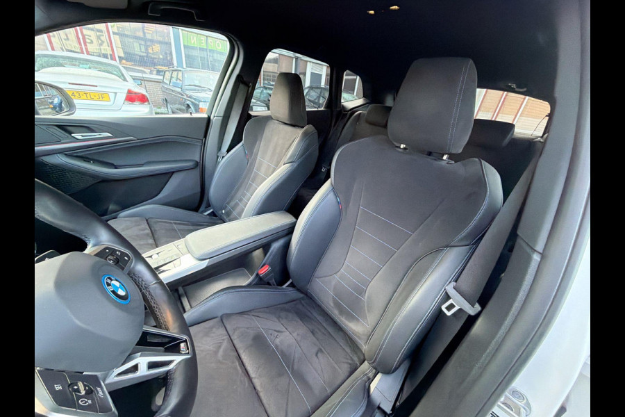 BMW 2 Serie Active Tourer 230e xDrive M-Sport 326PK | 19" LM-velgen | Lage km-stand | Multimedia | Park Assist | A-Camera | Shadow