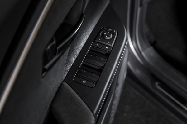 Toyota C-HR 1.8 Hybrid 140 Executive | Dig. Cockpit | Adapt. Cruise | Stoel-+Stuurverw. | Elek. Stoel | PDC | Camera | NAV + App. Connect | ECC | Elek. Klep  | LM 19" | 9926