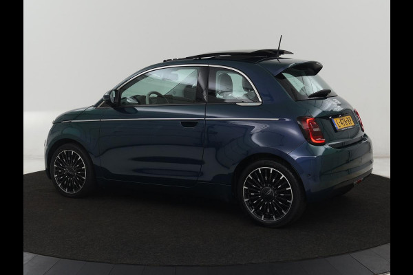 Fiat 500E La Prima 42 kWh | Schuifdak | Leder | Adaptive cruise | Stoelverwarming | Camera | Carplay | Navigatie | Full LED | Keyless | Parkeerhulp | Dodehoek detectie | Climate control
