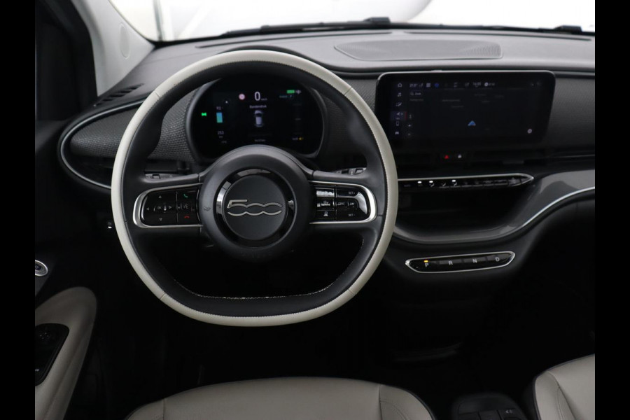 Fiat 500E La Prima 42 kWh | Schuifdak | Leder | Adaptive cruise | Stoelverwarming | Camera | Carplay | Navigatie | Full LED | Keyless | Parkeerhulp | Dodehoek detectie | Climate control