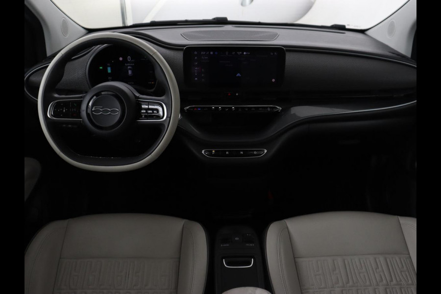 Fiat 500E La Prima 42 kWh | Schuifdak | Leder | Adaptive cruise | Stoelverwarming | Camera | Carplay | Navigatie | Full LED | Keyless | Parkeerhulp | Dodehoek detectie | Climate control