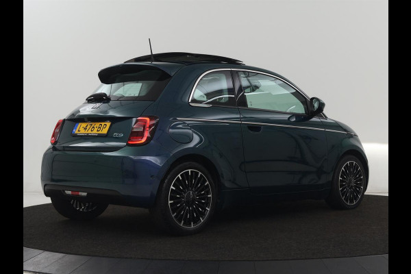 Fiat 500E La Prima 42 kWh | Schuifdak | Leder | Adaptive cruise | Stoelverwarming | Camera | Carplay | Navigatie | Full LED | Keyless | Parkeerhulp | Dodehoek detectie | Climate control