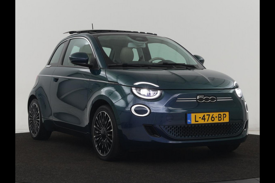 Fiat 500E La Prima 42 kWh | Schuifdak | Leder | Adaptive cruise | Stoelverwarming | Camera | Carplay | Navigatie | Full LED | Keyless | Parkeerhulp | Dodehoek detectie | Climate control