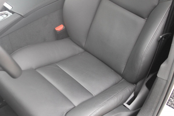 Volvo V60 T6 350PK Plug-in hybrid AWD Plus Bright Long Range / 19" lichtmetalen velgen / Harman Kardon Audio / Adaptieve Cruise Control / Elektrisch verstelbare voorstoelen met geheugen