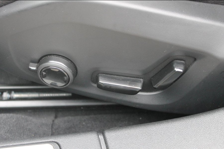 Volvo V60 T6 350PK Plug-in hybrid AWD Plus Bright Long Range / 19" lichtmetalen velgen / Harman Kardon Audio / Adaptieve Cruise Control / Elektrisch verstelbare voorstoelen met geheugen