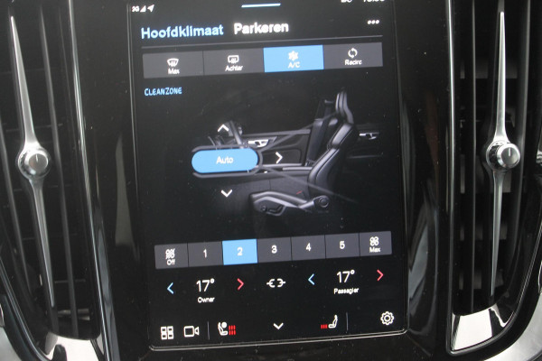 Volvo V60 T6 350PK Plug-in hybrid AWD Plus Bright Long Range / 19" lichtmetalen velgen / Harman Kardon Audio / Adaptieve Cruise Control / Elektrisch verstelbare voorstoelen met geheugen