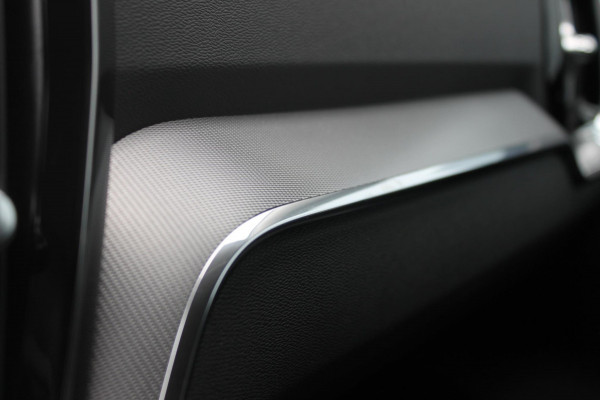 Volvo V60 T6 350PK Plug-in hybrid AWD Plus Bright Long Range / 19" lichtmetalen velgen / Harman Kardon Audio / Adaptieve Cruise Control / Elektrisch verstelbare voorstoelen met geheugen