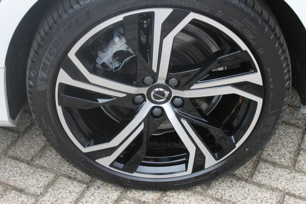 Volvo V60 T6 350PK Plug-in hybrid AWD Plus Bright Long Range / 19" lichtmetalen velgen / Harman Kardon Audio / Adaptieve Cruise Control / Elektrisch verstelbare voorstoelen met geheugen