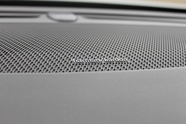 Volvo V60 T6 350PK Plug-in hybrid AWD Plus Bright Long Range / 19" lichtmetalen velgen / Harman Kardon Audio / Adaptieve Cruise Control / Elektrisch verstelbare voorstoelen met geheugen