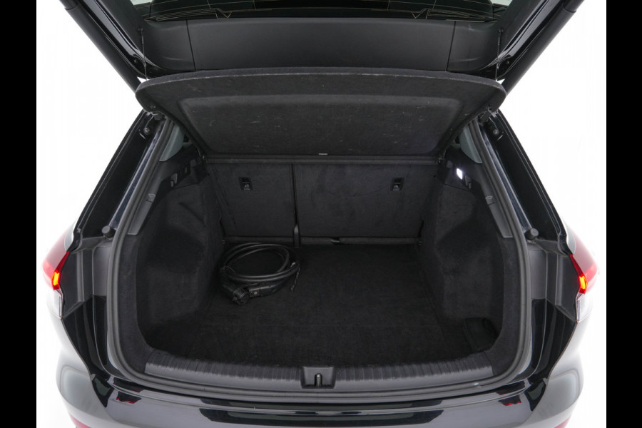 Audi Q4 e-tron 40 Launch edition Advanced Plus 77 kWh [3-Fase] {SOH-93%} (INCL-BTW) *HEATPUMP | ADAPT-CRUISE | MATRIX-LED | NAVI-FULLMAP | KEYLESS | CAMERA | DIGI-COCKPIT | DAB | AMBIENT-LIGHT | HEATED-SPORTSEATS | SHIFT-PADDLES | PRIVACY-GLASS | 19''ALU*