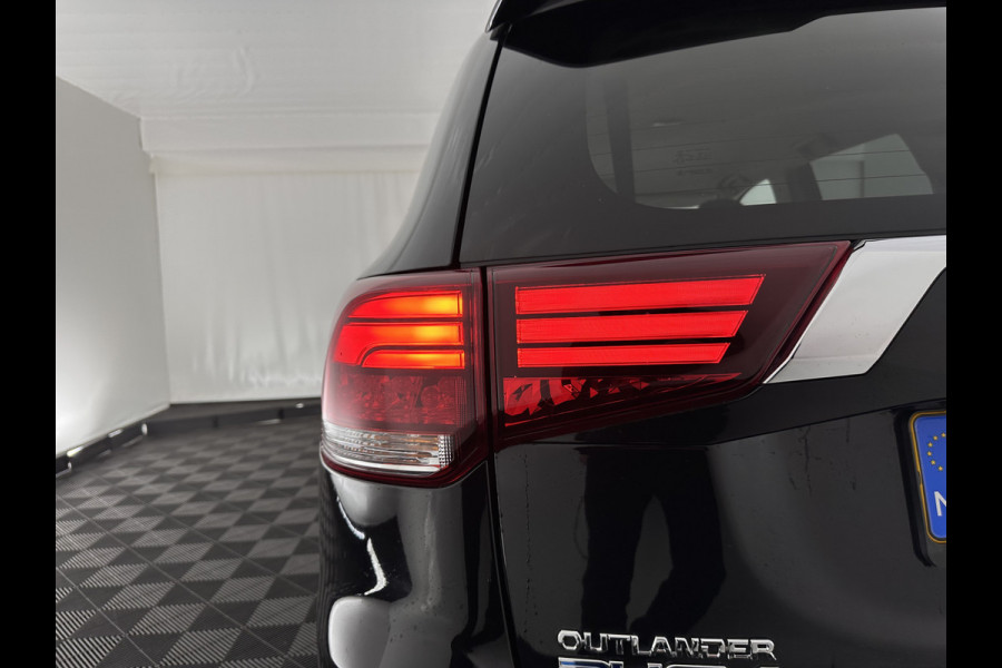 Mitsubishi Outlander 2.4 PHEV Intense (INCL.BTW) *LEATHER-MICROFIBRE | LED-LIGHTS | KEYLESS | CAMERA | HEATED-COMFORTSEATS | ECC | SHIFT-PADDLES | PDC | CRUISE | PRIVACY-GLASS | DAB | TOWBAR | 18''ALU *
