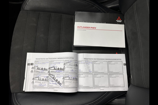 Mitsubishi Outlander 2.4 PHEV Intense (INCL.BTW) *LEATHER-MICROFIBRE | LED-LIGHTS | KEYLESS | CAMERA | HEATED-COMFORTSEATS | ECC | SHIFT-PADDLES | PDC | CRUISE | PRIVACY-GLASS | DAB | TOWBAR | 18''ALU *