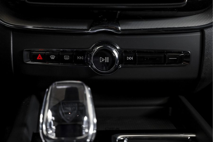 Volvo XC60 2.0 T6 Plug-in hybrid AWD Plus Black Edition - Facelift MY26 | S/K-Panodak | Dig. Cockpit | Adapt. Cruise | Elek. Klep | Stoel-+Stuurverw. | 360 Camera | NAV+App. Connect | ECC | LM 21" | 2649