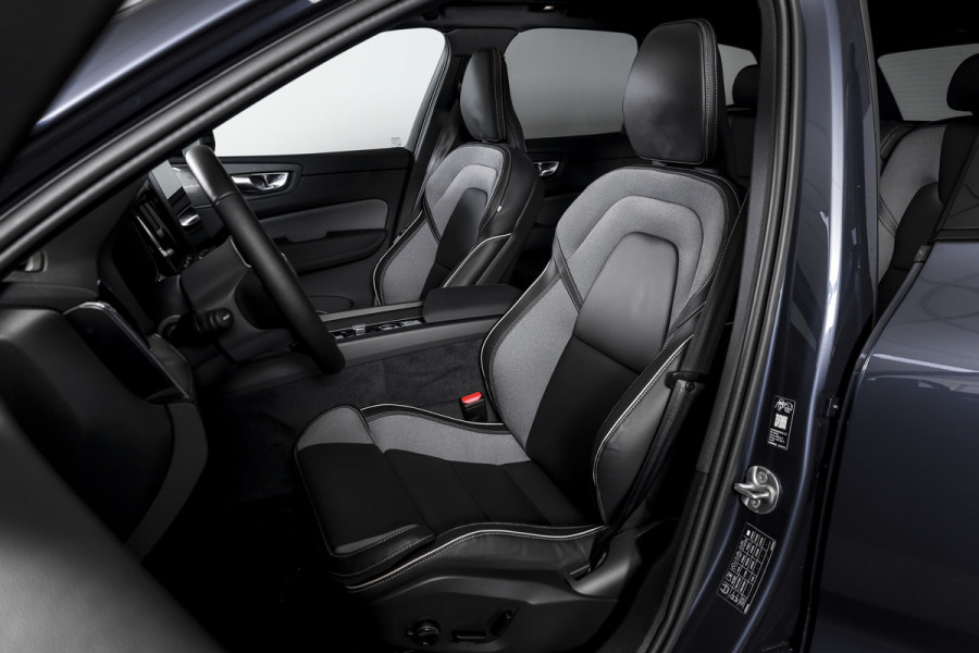 Volvo XC60 2.0 T6 Plug-in hybrid AWD Plus Black Edition - Facelift MY26 | S/K-Panodak | Dig. Cockpit | Adapt. Cruise | Elek. Klep | Stoel-+Stuurverw. | 360 Camera | NAV+App. Connect | ECC | LM 21" | 1424