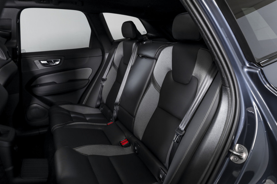 Volvo XC60 2.0 T6 Plug-in hybrid AWD Plus Black Edition - Facelift MY26 | S/K-Panodak | Dig. Cockpit | Adapt. Cruise | Elek. Klep | Stoel-+Stuurverw. | 360 Camera | NAV+App. Connect | ECC | LM 21" | 1424