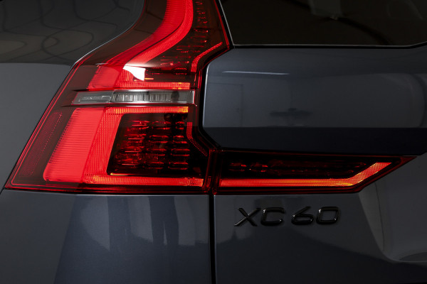 Volvo XC60 2.0 T6 Plug-in hybrid AWD Plus Black Edition - Facelift MY26 | S/K-Panodak | Dig. Cockpit | Adapt. Cruise | Elek. Klep | Stoel-+Stuurverw. | 360 Camera | NAV+App. Connect | ECC | LM 21" | 1424