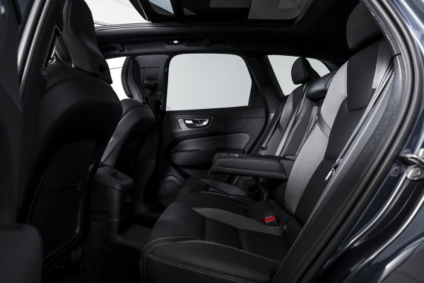 Volvo XC60 2.0 T6 Plug-in hybrid AWD Plus Black Edition - Facelift MY26 | S/K-Panodak | Dig. Cockpit | Adapt. Cruise | Elek. Klep | Stoel-+Stuurverw. | 360 Camera | NAV+App. Connect | ECC | LM 21" | 1424