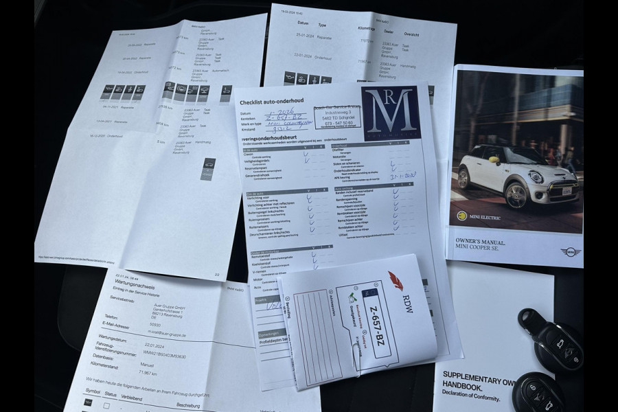 MINI Countryman 1.5 Cooper S E ALL4 PHEV Plug-in Hybride | Direct Rijklaar & Leverbaar | Panorama Dak | Stoelverwarming | Adaptieve Cruise Control | CarPlay & Camera | 12 Mnd BOVAG Garantie