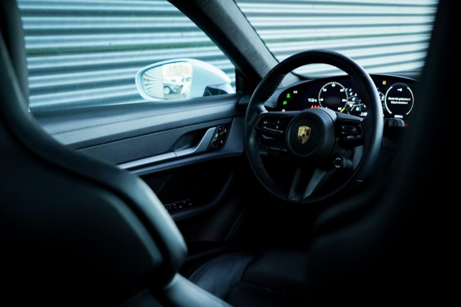 Porsche Taycan Turbo 93 kWh / 4Wiel Sturing / Pano / Passenger Display / Coated Brakes / Incl BTW