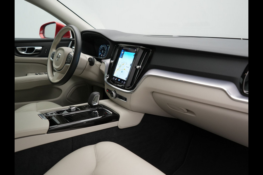 Volvo V60 T6 Recharge AWD Inscription Plug In Hybrid 340pk Dealer O.H. PHEV | Trekhaak Af Fabriek | Panodak | Camera | Harman & Kardon | Lederen Sportstoelen Verwarmd | Stuur Verwarmd | Virtual | Apple Carplay | Keyless | Navigatie | DAB |