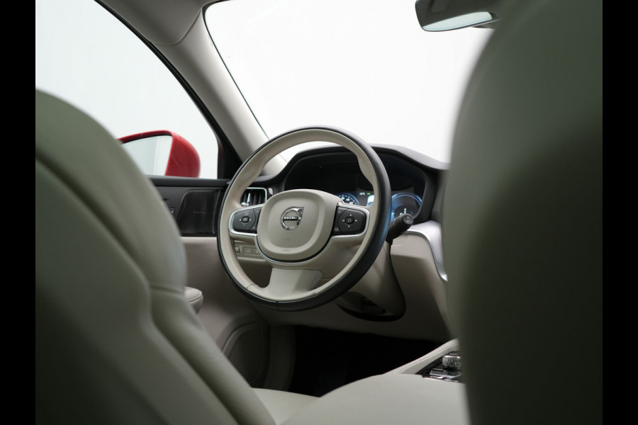 Volvo V60 T6 Recharge AWD Inscription Plug In Hybrid 340pk Dealer O.H. PHEV | Trekhaak Af Fabriek | Panodak | Camera | Harman & Kardon | Lederen Sportstoelen Verwarmd | Stuur Verwarmd | Virtual | Apple Carplay | Keyless | Navigatie | DAB |