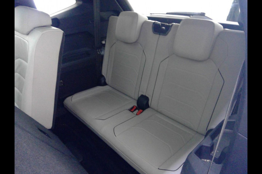 Volkswagen Tiguan Allspace 1.5 TSI Highline Business R Line 7p 150pk | Wegklapbare Trekhaak | Panoramadak | Leder | Stoelverwarming |