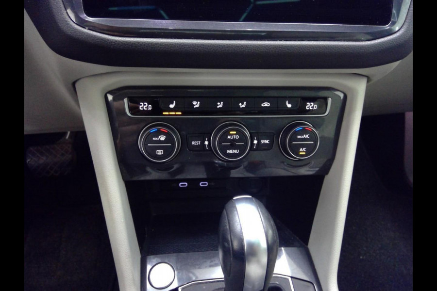 Volkswagen Tiguan Allspace 1.5 TSI Highline Business R Line 7p 150pk | Wegklapbare Trekhaak | Panoramadak | Leder | Stoelverwarming |