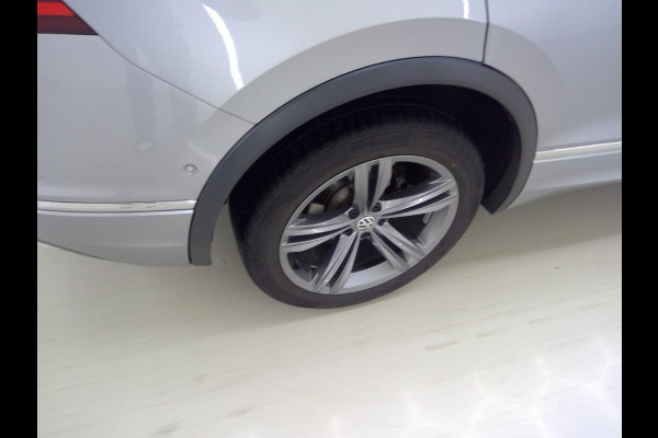 Volkswagen Tiguan Allspace 1.5 TSI Highline Business R Line 7p 150pk | Wegklapbare Trekhaak | Panoramadak | Leder | Stoelverwarming |