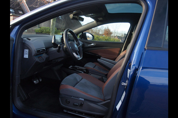 Volkswagen ID.4 First Max 77 kWh | Head-Up Display | Panoramadak | Trekhaak | 360 Camera | Sfeerverlichting |