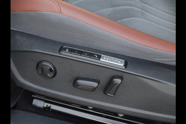 Volkswagen ID.4 First Max 77 kWh | Head-Up Display | Panoramadak | Trekhaak | 360 Camera | Sfeerverlichting |