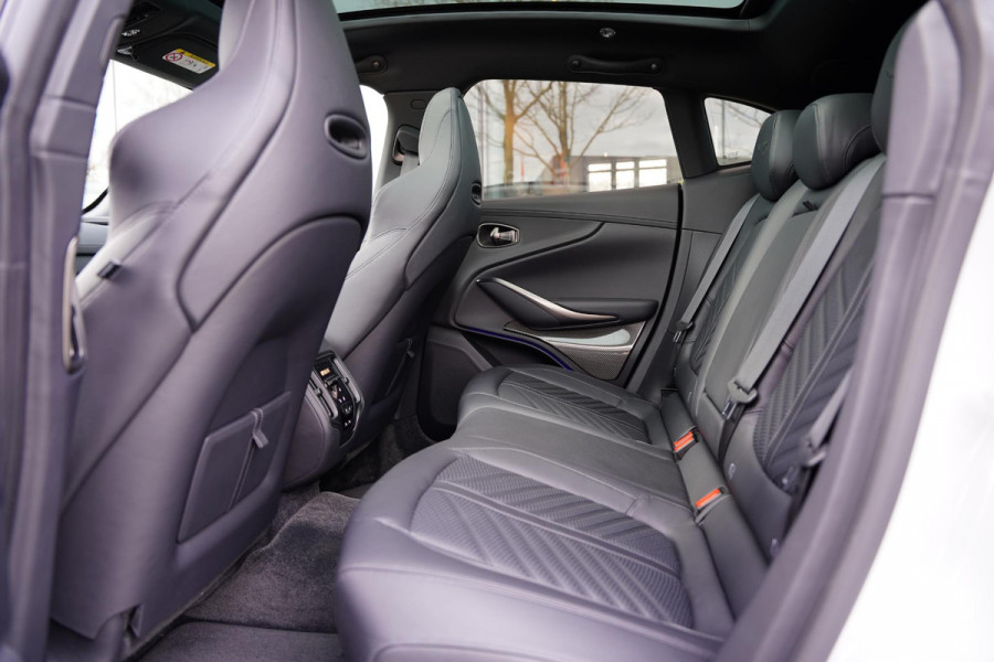 Aston Martin Dbx 4.0 V8 707 / Carbon / Elek. Trekhaak