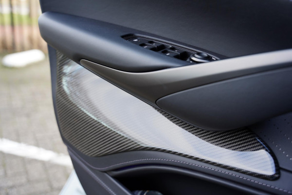 Aston Martin Dbx 4.0 V8 707 / Carbon / Elek. Trekhaak