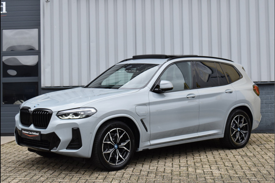 BMW X3 xDrive30e M-Pakket 292 Pk Brooklyn Grijs Metallic Pano Leder Navi Camera 19 Inch