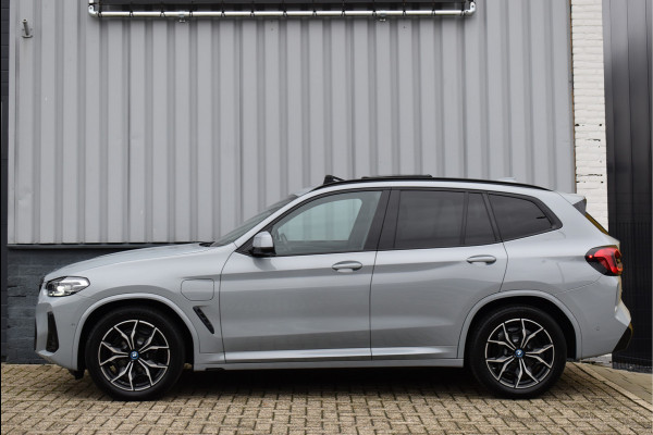 BMW X3 xDrive30e M-Pakket 292 Pk Brooklyn Grijs Metallic Pano Leder Navi Camera 19 Inch